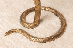 Runder Beistelltisch WILDLIFE SNAKE 65cm kupfer antik Metall Glas handmade