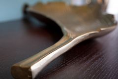 Handgefertigte Deko Schale ABSTRACT LEAF 65cm gold Aluminium
