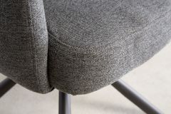 Drehbarer Retro Stuhl BIG GEORGE grau mit Armlehnen und Taschenfederkernpolsterung
