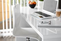 Design Schreibtisch FAST TRADE 140cm weiß Hochglanz Bürotisch