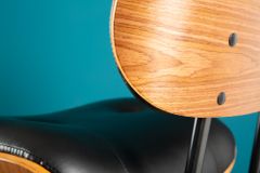 Retro Barhocker CLASSICO schwarz 115cm höhenverstellbar mit Lehne Walnussholz-Design