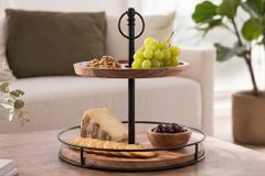 Massivholz Etagere PURE NATURE 40cm Mango rund mit zwei Etagen schwarzes Metall
