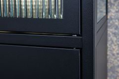 Moderne Vitrine PARIS 180cm schwarz gold Riffelglas Metall Highboard Schrank