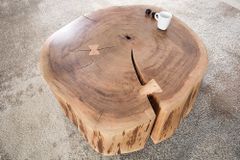 Baumstamm Couchtisch GOA 60cm natur Akazie Massivholz rund mit Rollen Unikat