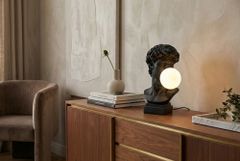 Handgefertigte Tischlampe DAVID 30cm schwarz Büste mit weißer Lampenkugel