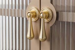 Modernes Sideboard AMSTERDAM 105cm greige gold Vitrine Schrank Riffelglas Metall