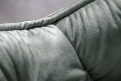 Design Stuhl MILANO grün Samt mit Armlehne Ziersteppung gepolstert schwarze Metallbeine
