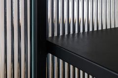 Moderne Vitrine AMSTERDAM 180cm schwarz gold Riffelglas Metall Highboard Schrank