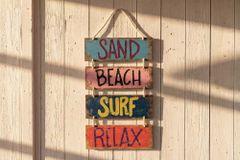 Maritimes Wandschild SURF & BEACH 110cm buntes Holzdesign Deko-Schild