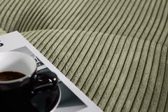 Modernes Ecksofa KENT 220cm grün Cord inkl. Hocker Federkern L-Form Wohnlandschaft
