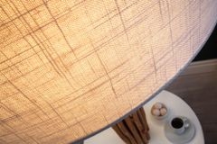 Funktionelle Stehlampe SERVANT 153cm Longan-Massivholz mit Tisch und Leinenschirm