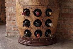 Massives Weinregal SEVEN SEAS 80cm natur Pinienholz Weltkarte Weinfass Barschrank