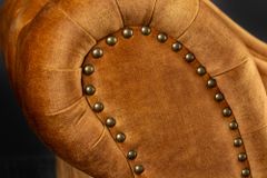 Design Récamière CHESTERFIELD 170cm senfgelb Samt Knopfheftung Nietenbesatz