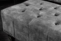 Design Sitzhocker CHESTERFIELD 80cm grau Samt Knopfheftung Nietenbesatz
