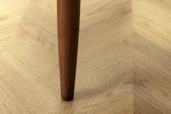 Design Armlehnen-Stuhl KENNEDY braun smoke creme aus recycelter Pinie mit Polstersitz