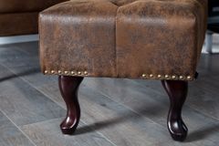 Chesterfield Fußhocker 80cm antik braun mit Knopfheftung und Nietenbesatz