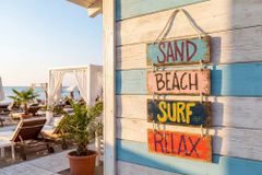 Maritimes Wandschild SURF & BEACH 110cm buntes Holzdesign Deko-Schild