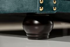 Chesterfield 3-Sitzer Sofa 205cm petrol Samt Federkern Goldnieten Knopfheftung