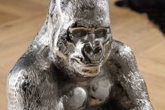 Runder Beistelltisch KONG 50cm silber Metall Glas Affenfigur Gorilla Skulptur