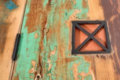 Massiver Couchtisch JAKARTA 70cm weiß bunt Holz Truhe aus recycelten Fischerbooten mit Schubladen