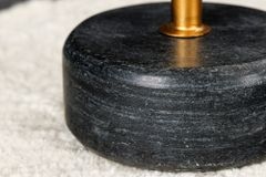 Runder Beistelltisch TRAYFUL 60cm gold Eisen schwarzer Marmorfuß handmade