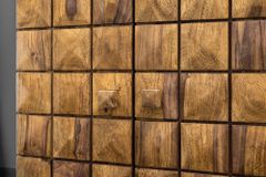 Handgearbeiteter Barschrank MOSAICO 130cm braun Sheeshamholz stone finish 3D Effekt