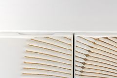 Massives TV-Lowboard GOLDEN SUNSET 180cm weiß gold Mangoholz 3D Schnitzereien Metallfüße