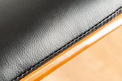 Retro Barhocker CLASSICO schwarz 115cm höhenverstellbar mit Lehne Walnussholz-Design