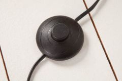 Funktionelle Stehlampe SERVANT 153cm Longan-Massivholz mit Tisch und Leinenschirm
