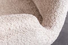 Drehbarer Design Stuhl BALTIC beige Bouclé natur Eiche Massivholz-Beine mit Armlehne