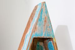 Dekoratives Bootsregal JAKARTA 190cm bunt Massivholz aus recycelten Fischerbooten Weinregal