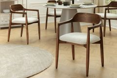 Design Armlehnen-Stuhl KENNEDY braun smoke creme aus recycelter Pinie mit Polstersitz