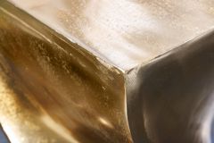 Skulp­tu­raler Beistelltisch TWIST 45cm gold Aluminium handmade Sitzhocker Nachttisch