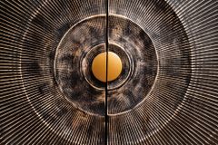 Massives Sideboard GOLDEN SUNSET 100cm schwarz Mangoholz 3D Schnitzerei gold Metall