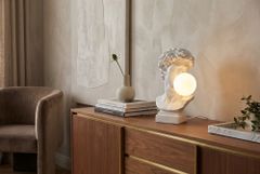 Handgefertigte Tischlampe DAVID 30cm weiß Büste mit Lampenkugel