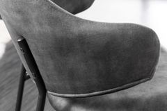 Design Stuhl VOGUE grau Samt schwarze Metallbeine