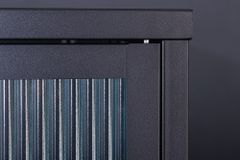 Modernes Sideboard AMSTERDAM 105cm schwarz gold Riffelglas Metall Vitrine Schrank