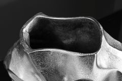 Handgefertigte Vase LIQUID 25cm silber Metall Hammerschlag Design