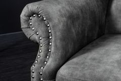 Design Ohrensessel CHESTERFIELD 105cm grau Samt silber Nieten