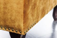 Design Fußhocker CHESTERFIELD 80cm senfgelb Samt Knopfheftung Nietenbesatz