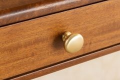 Stilvoller Konsolentisch SECRETARIO 110cm braun Akazie gold mit Schubladen
