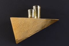 Handgefertigtes Wandregal PYRAMID 40cm gold antik Metall Hammerschlag Design