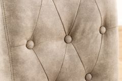 Design Stuhl CASA taupe Microfaser mit Zierknöpfen Massivholzbeine
