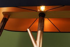 Handgefertigte Stehlampe WARDROBE 155cm schwarz gold natur Eisenholz Massivholz