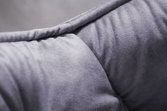 Design Stuhl MILANO grau Samt mit Armlehne Ziersteppung gepolstert schwarze Metallbeine