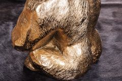 Runder Couchtisch WILDLIFE KONG 60cm gold Metall Glas Affenfigur Gorilla Skulptur handmade