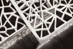 Handgearbeiteter Couchtisch ABSTRACT 49cm 2er Set silber im Gap Design