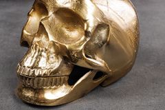 Design Couchtisch SKULL XXL 90cm gold rund Glasplatte Metall Totenkopf handmade