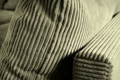Modernes Ecksofa KENT 220cm grün Cord inkl. Hocker Federkern L-Form Wohnlandschaft