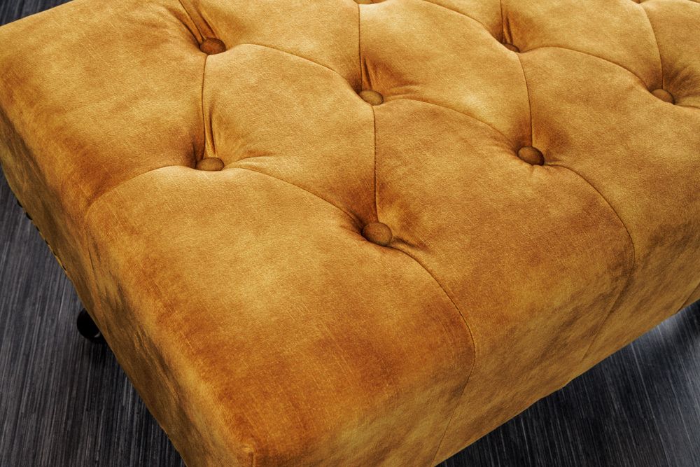 Design Fußhocker CHESTERFIELD 80cm senfgelb Samt Knopfheftung Nietenbesatz